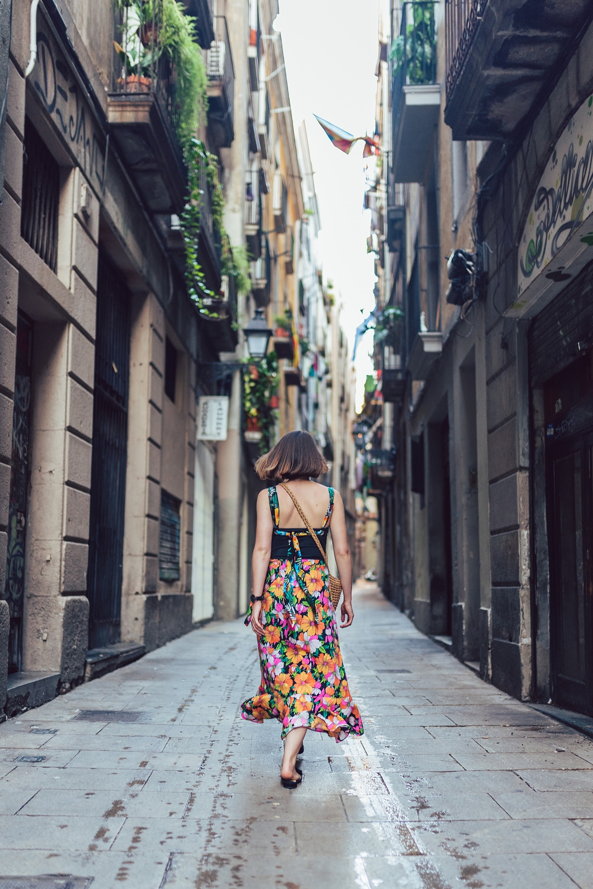 Barcelona sesja modowa spódnica 7/8 klapki mules pleciona torebka