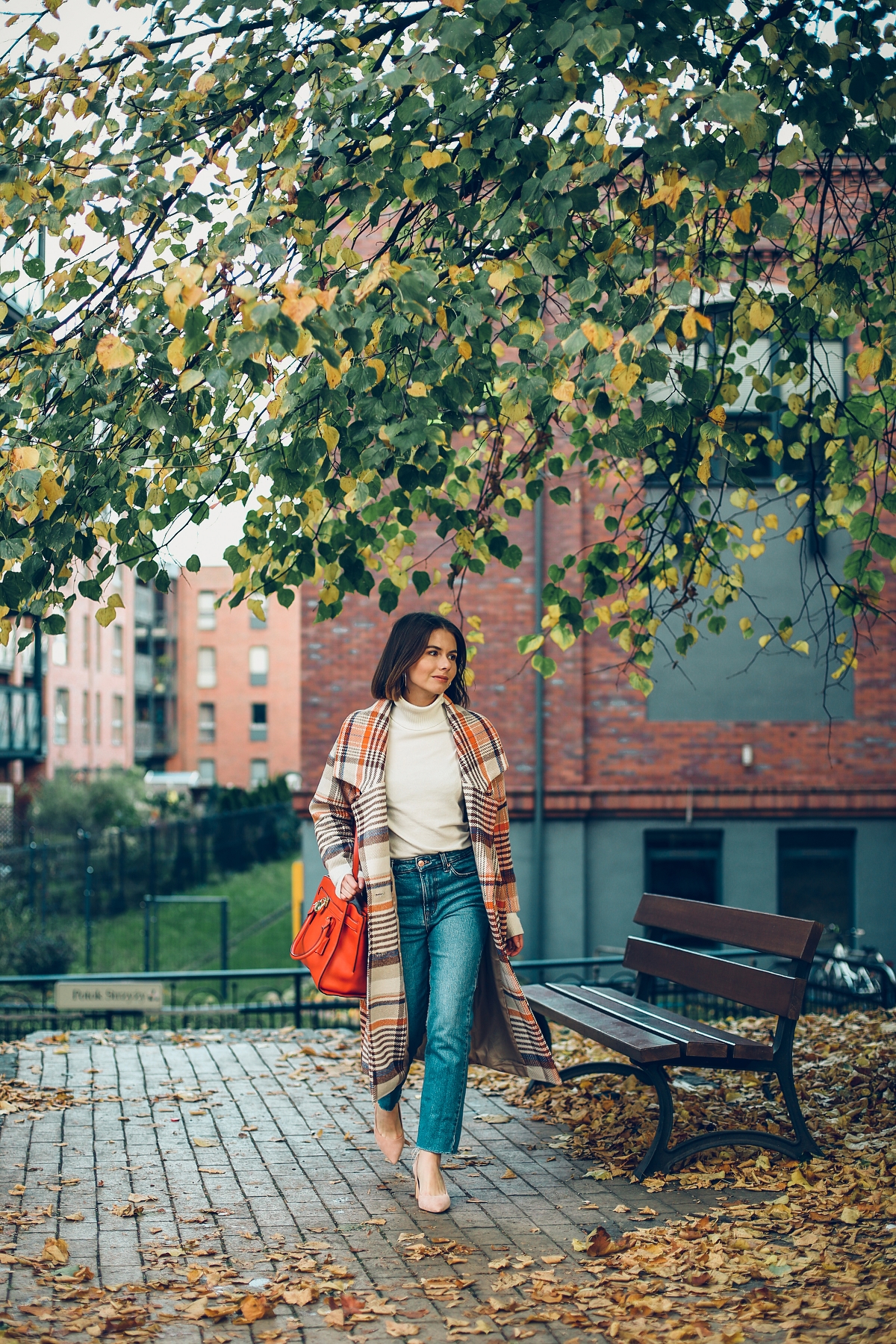 płaszcz w kratę, torebka Michael Kors, kaszmirowy golf