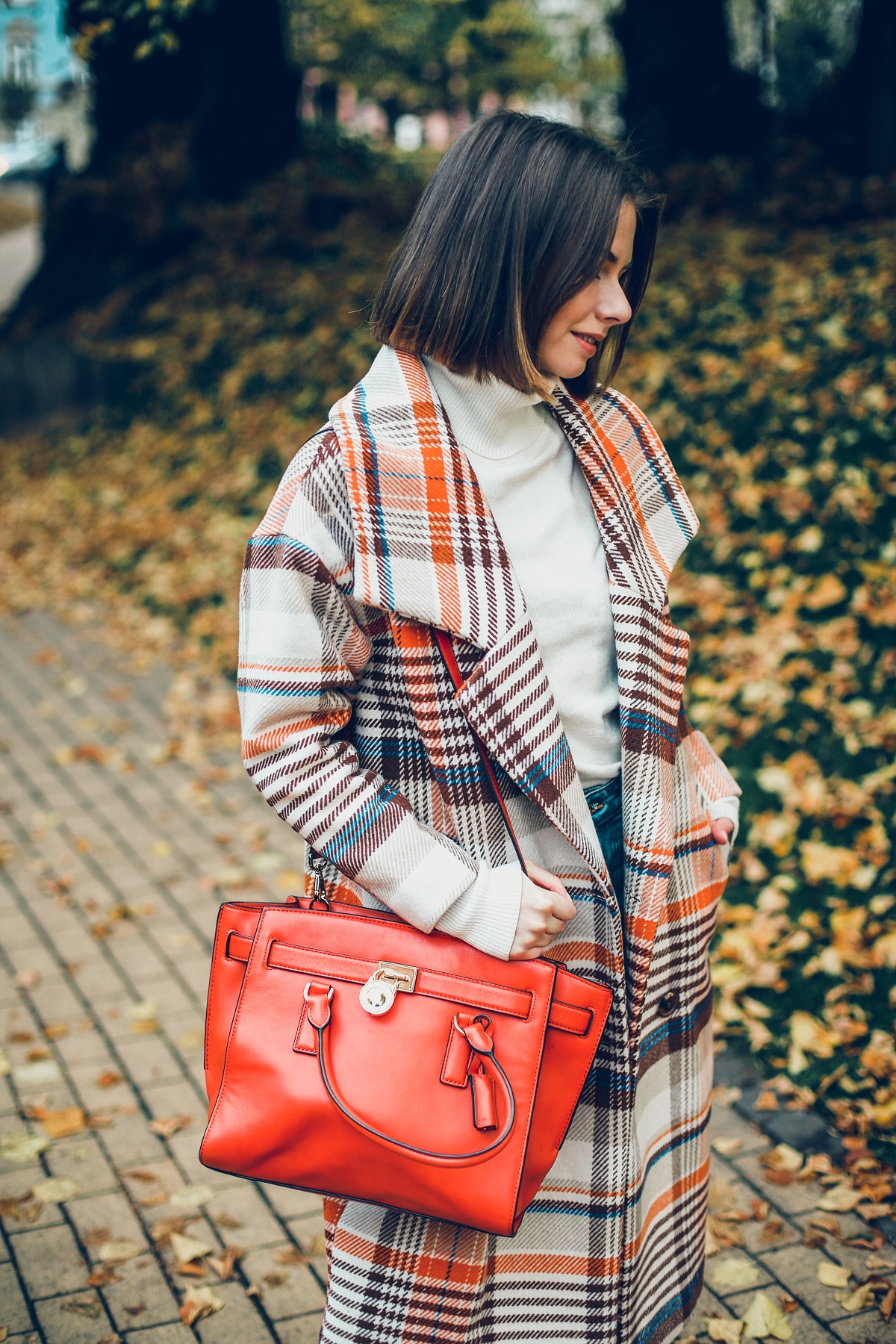 płaszcz w kratę, torebka Michael Kors, kaszmirowy golf