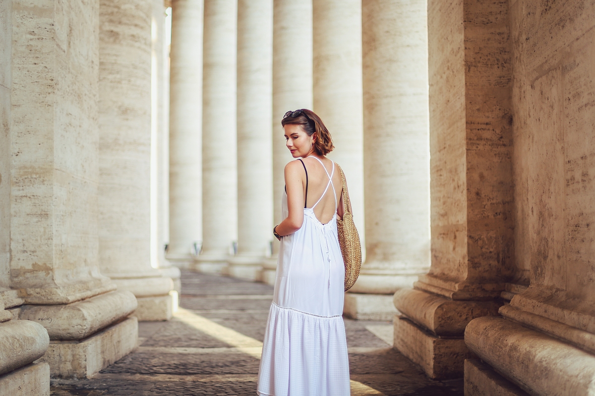 biała sukienka boho sesja w Watykanie