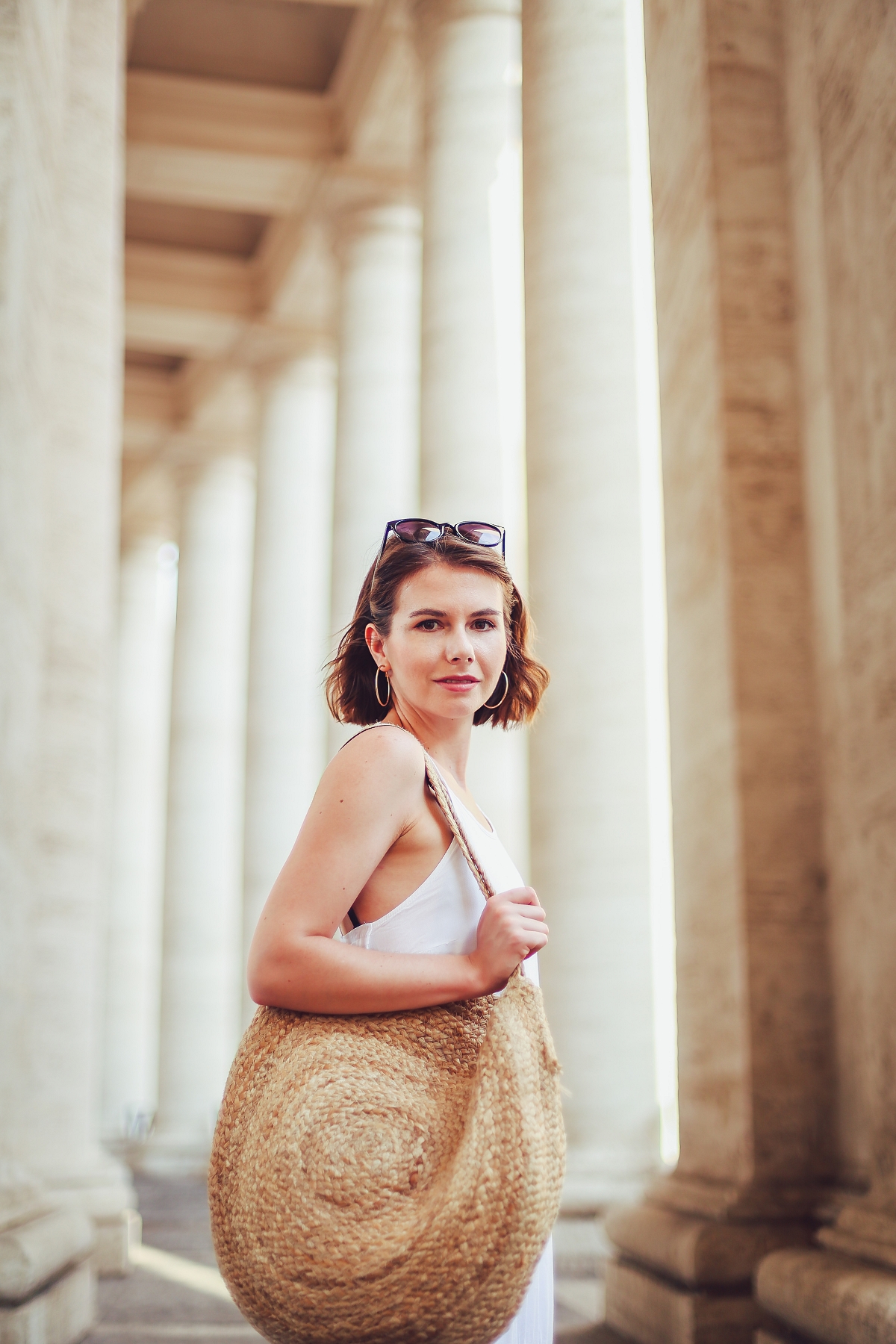 biała sukienka boho sesja w Watykanie