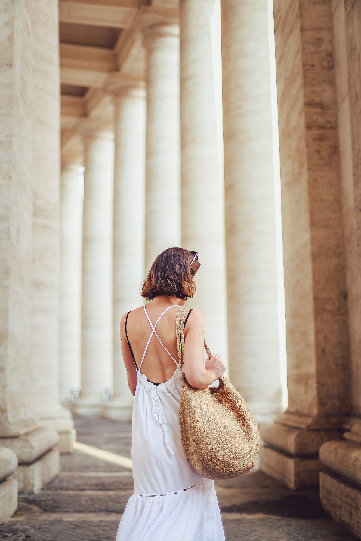 biała sukienka boho sesja w Watykanie