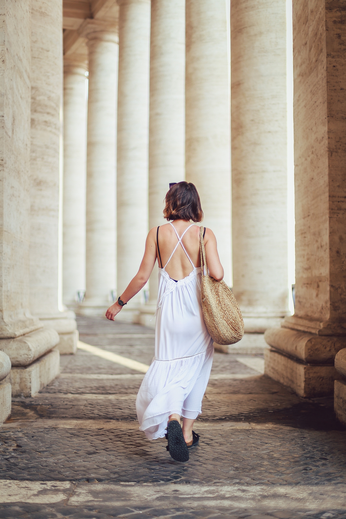 biała sukienka boho sesja w Watykanie