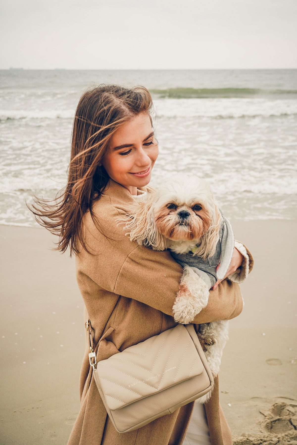 beżowy total look torebka fabiola shihtzu