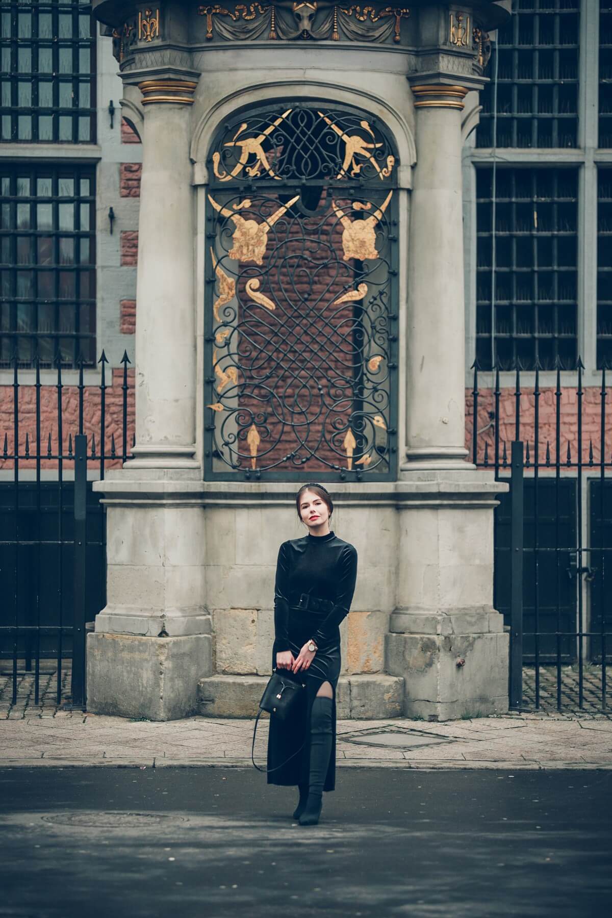 welurowa sukienka jak nosić