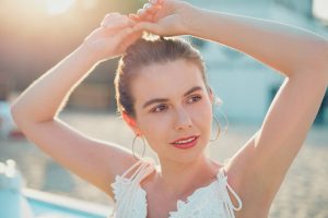 biała sukienka na lato sesja sopot