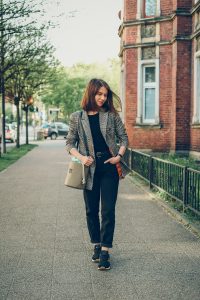 smart casual marynarka w krate torebka poka bags