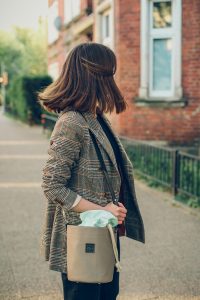 smart casual marynarka w krate torebka poka bags