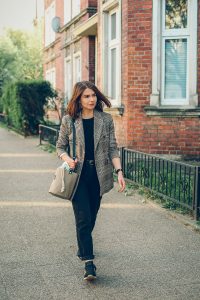 smart casual marynarka w krate torebka poka bags