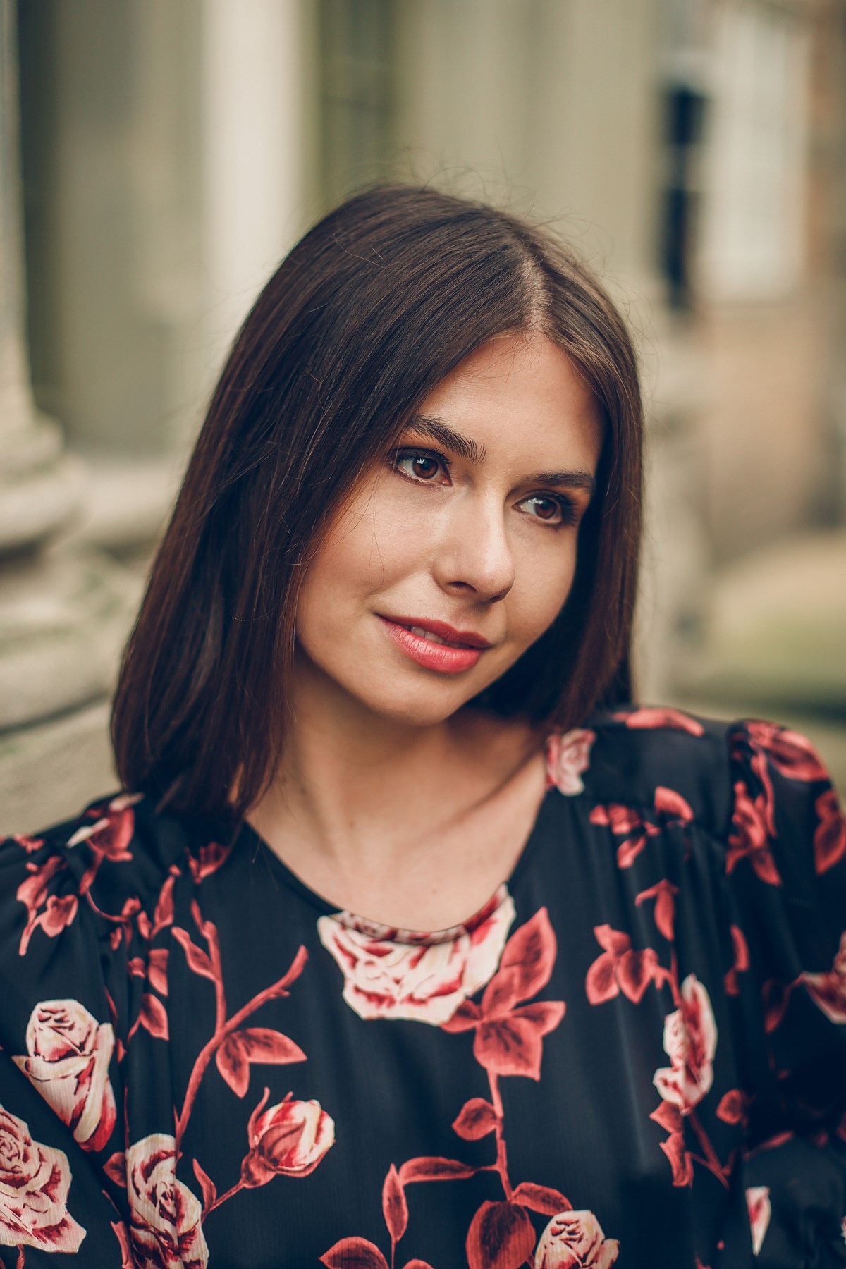 wystroić się na kwarantannie  sukienka w róże torebka liu jo