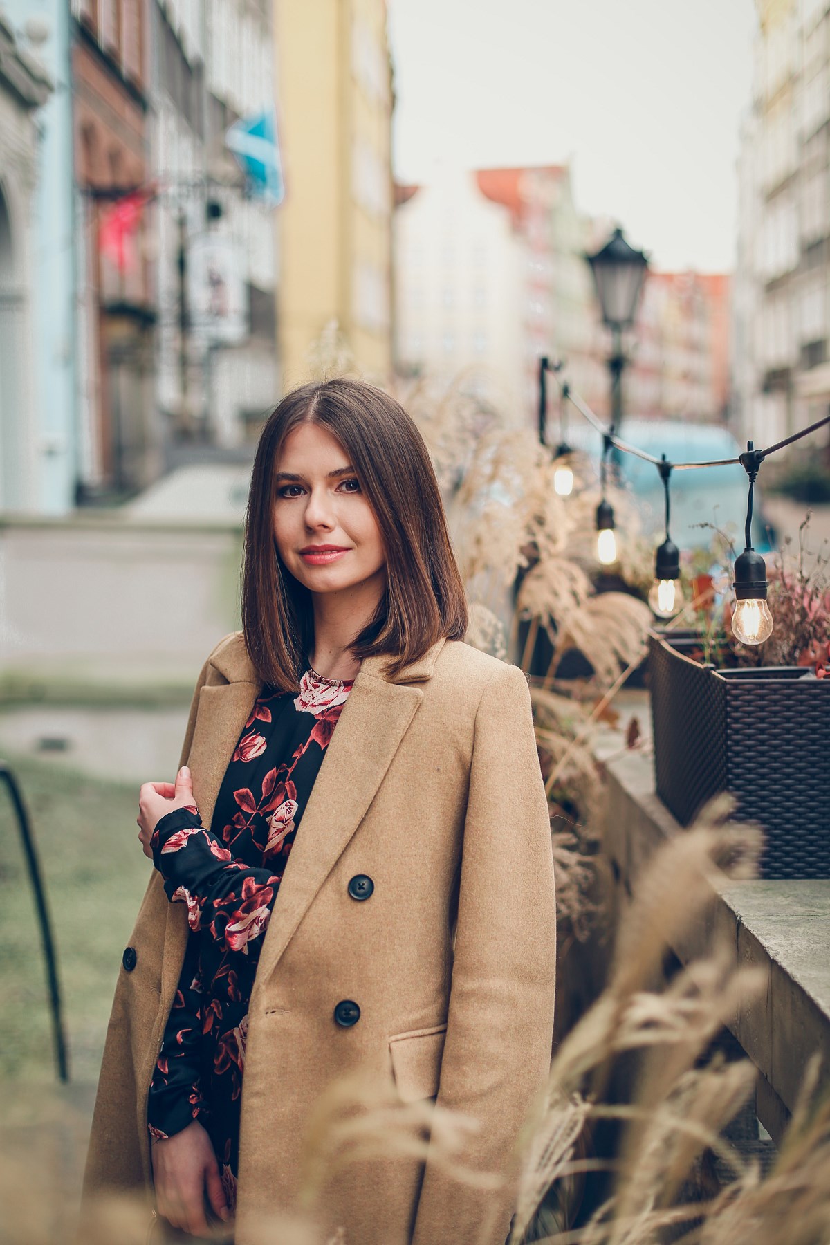 wystroić się na kwarantannie  sukienka w róże torebka liu jo