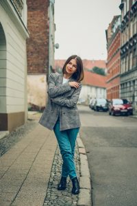 Klasyczna stylizacja na wiosne marynarka w krate T-shirt z minimalistycznym nadrukiem