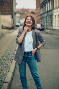 Klasyczna stylizacja na wiosne marynarka w krate T-shirt patchouli