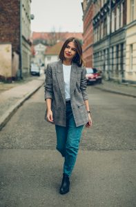 Klasyczna stylizacja na wiosne marynarka w krate T-shirt patchouli