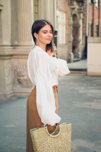 styl safari koszula z bufiastymi rekawami