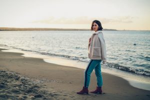 kurtka miś i jeansy z lampasami blog modowy