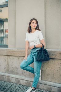 jeans stylizacja tshirt prostota minimalizm