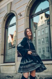 romantyczna stylizacja orsay sukienka rozkloszowana kozaki xxl