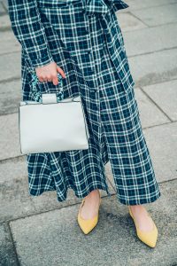 sukienka w krate torebka z plastikowa raczka zolte buty