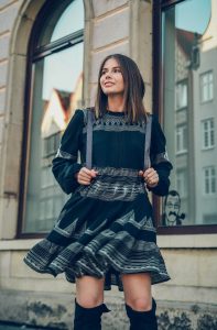 romantyczna stylizacja orsay sukienka rozkloszowana kozaki xxl