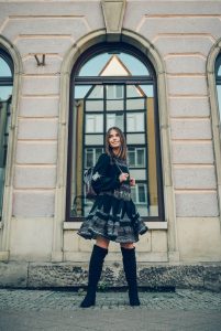 romantyczna stylizacja orsay sukienka rozkloszowana kozaki xxl