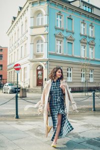 wiosenna stylizacja blog modowy trencz sukienka szmizjerka krata