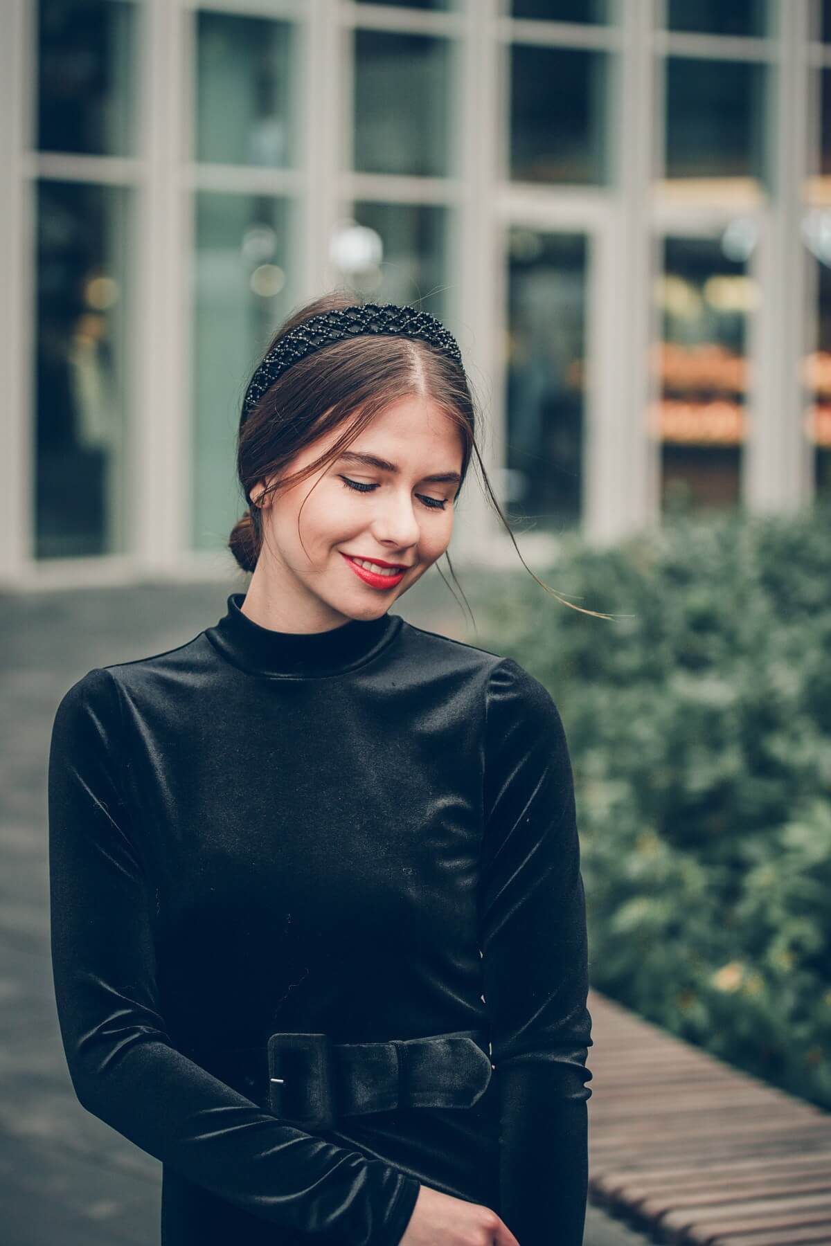 welurowa sukienka i ozdobna opaska 