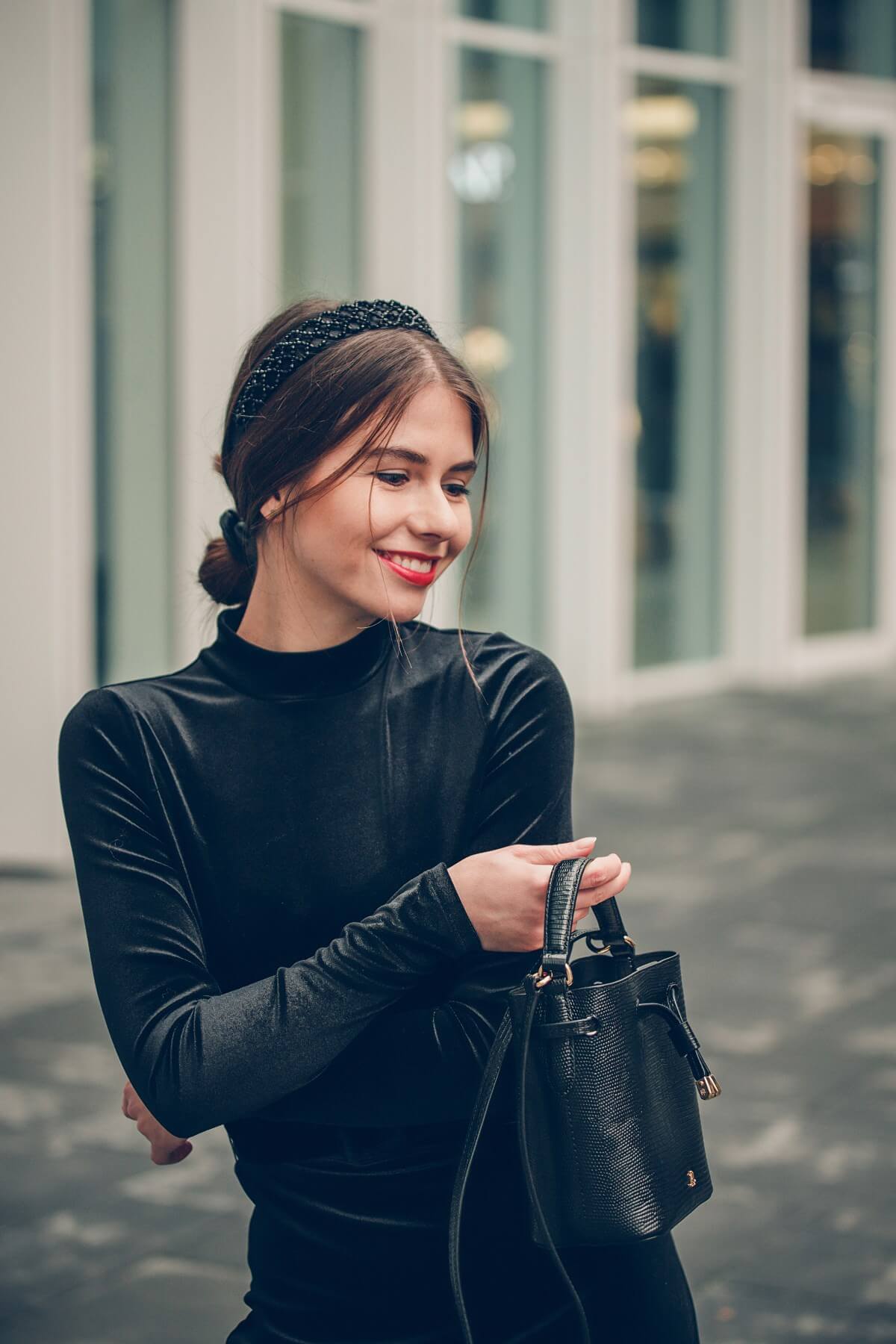 sukienka z weluru czarna na święta