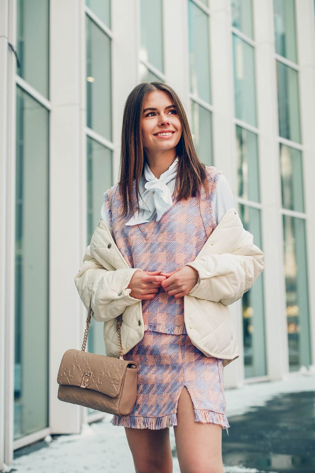 stylizacja à la Blair Waldorf kamizelka,  mini spódniczka, pikowana kurtka