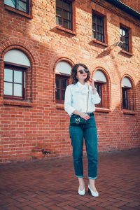 biała koszula wolczanka blog modowy stylizacja mom jeans granatowy płaszcz