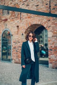 biała koszula wolczanka blog modowy stylizacja mom jeans