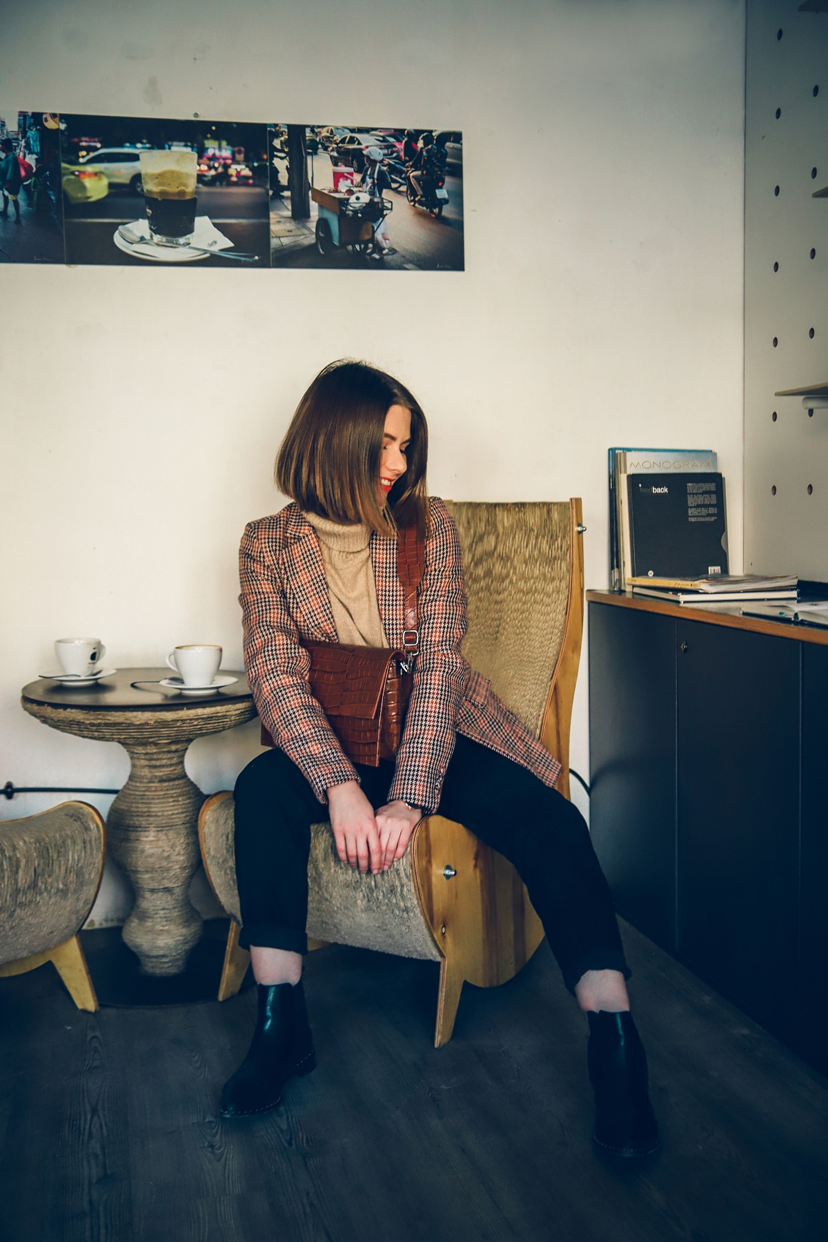 drukarnia sesja modowa golf marynarka w krate skorzana torebka stylizacja (5)