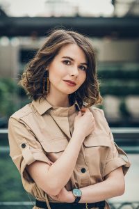 Beżowa sukienka w stylu safari forum stylu