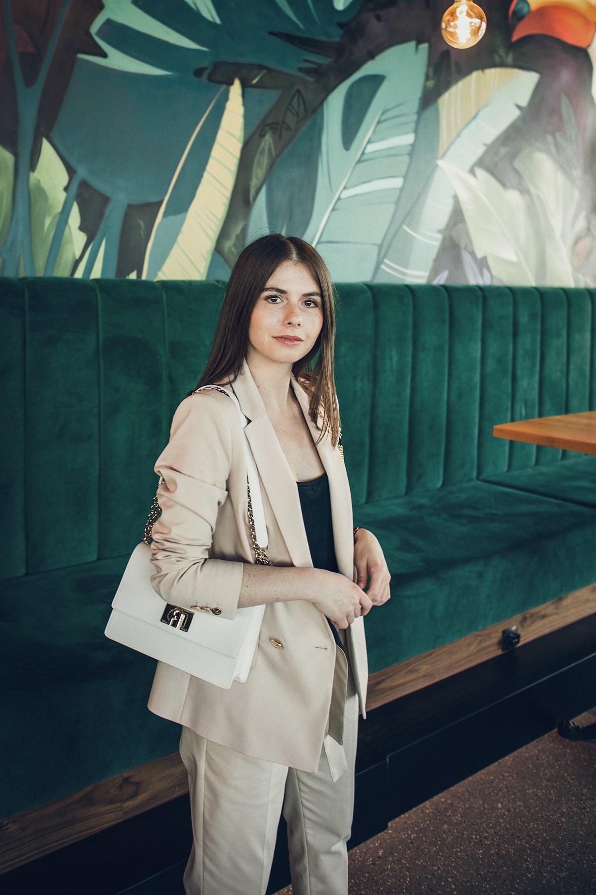 stylizacja do pracy damski garnitur torebka furla