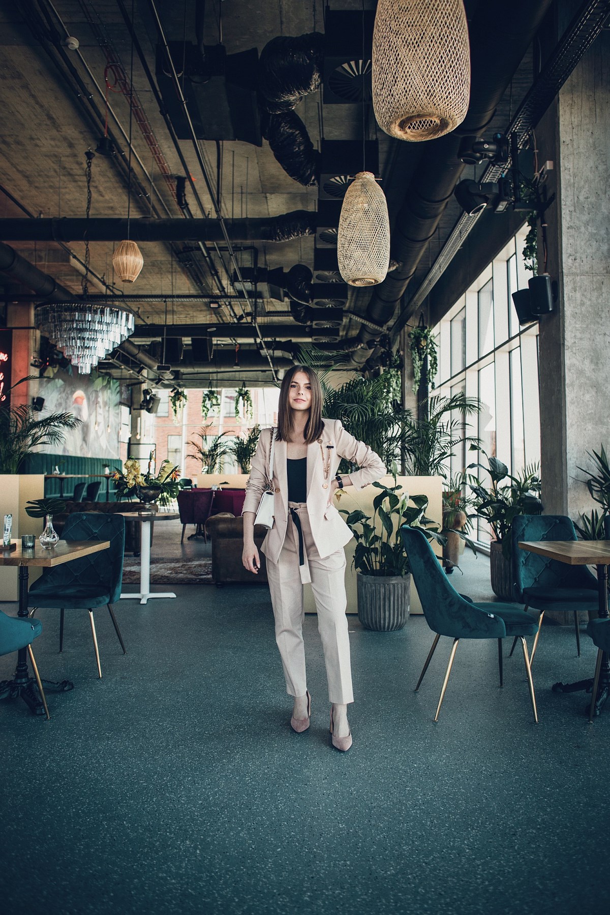 stylizacja do pracy damski garnitur torebka furla