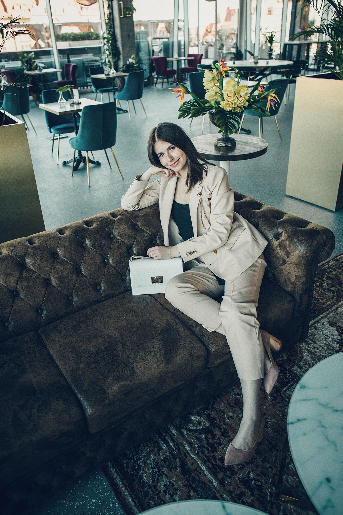 stylizacja do pracy damski garnitur torebka furla