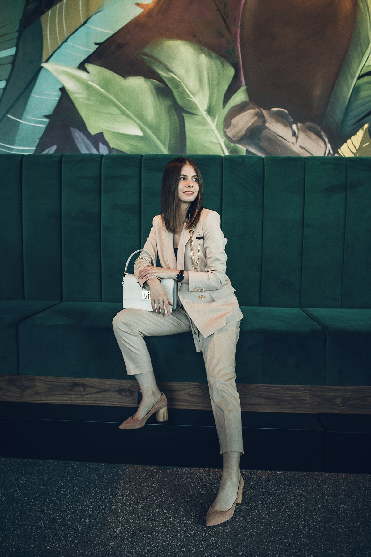 stylizacja do pracy damski garnitur torebka furla