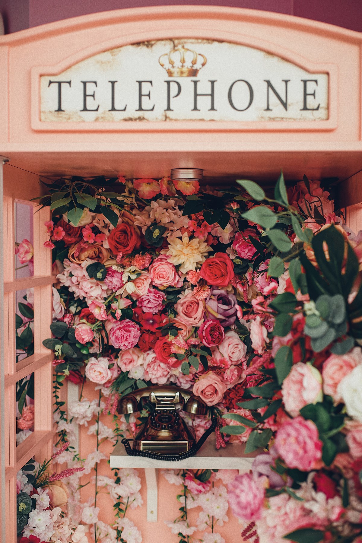 Essens Beauty Bar różowa budka telefoniczna