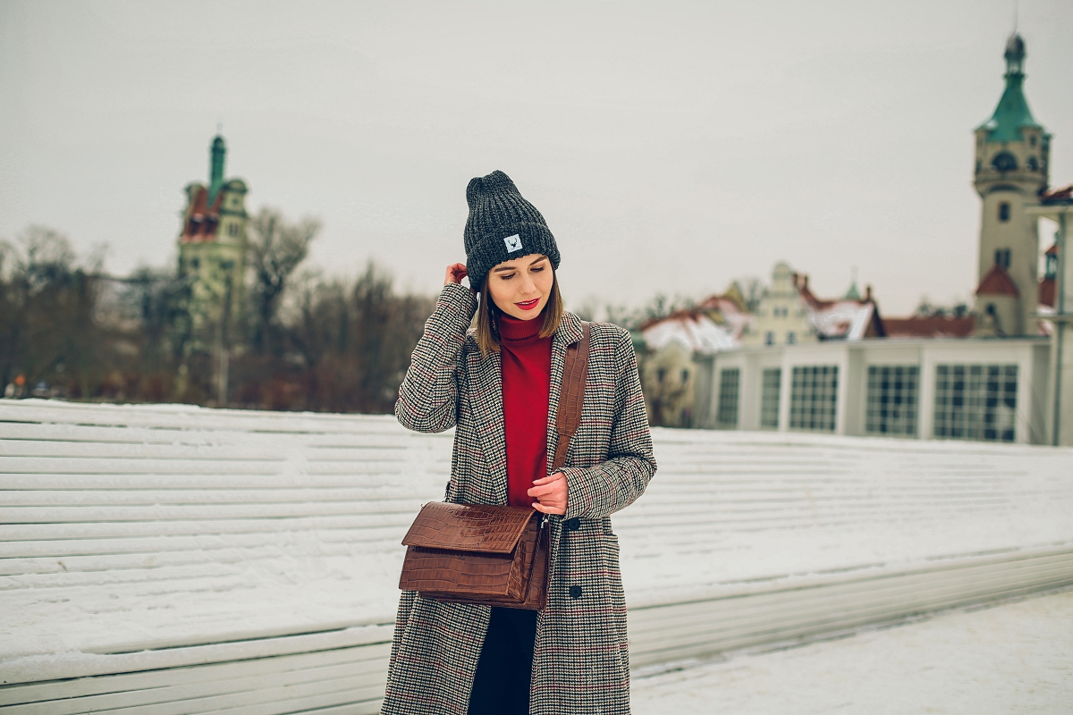 zimowa stylizacja blog modowy czerwony golf torebka wezowy wzor