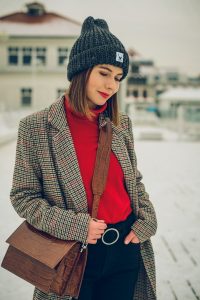 blog modowy czerwony golf torebka wezowy wzor